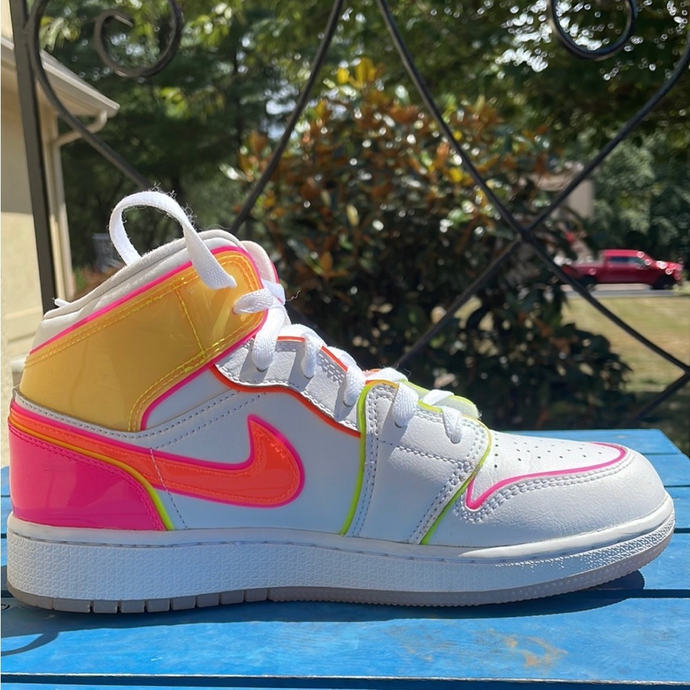 Women’s Air Jordan 1 Mid SE ‘Edge Glow’